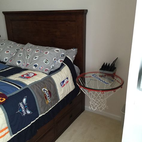 Boys basketball night stand Sporty Bedroom Aesthetic, Nba Room Ideas, Basketball Stuff For Rooms, Basketball Aesthetic Room, Basketball Room Decor Bedroom Ideas, Basketball Decor Bedroom, Basketball Bedroom Ideas Boys, Basketball Room Ideas For Boys, Basketball Room Ideas