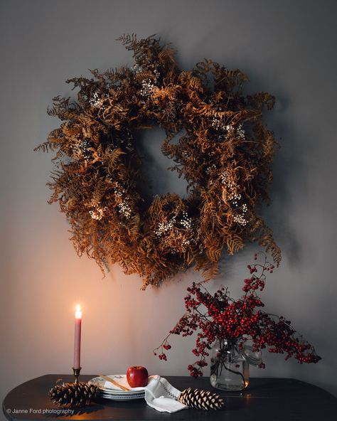 Everlasting Christmas Wreath, Christmas Wreath Aesthetic, Dried Christmas Wreath, Christmas Dried Flowers, Everlasting Wreaths, Autumnal Wreath, Natural Christmas Wreaths, Navidad Natural, Christmas Branches