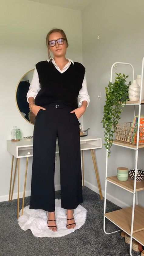 Work Black Pants Outfit, First Day Office Job Outfit Casual, Black Dressing Pants Outfit, How To Dress Like A Psychologist, Architecture Women Outfit, Edgy Office Fashion Business Attire, Black Cropped Pants Outfit Work, Black Work Pants Outfit Summer, Size 12 Office Outfits