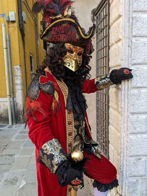 Venetian Costumes Men, Venetian Carnival Aesthetic, Male Carnival Costumes, Mens Masquerade Outfit, Masquerade Men, Masquerade Ideas, Evil Jester, Venetian Costumes, Venice Carnivale