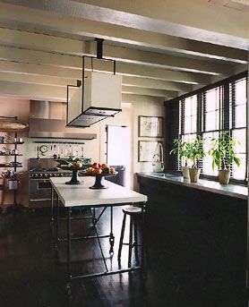 photo Rolling Kitchen Island, Kitchen Trends, Modern Farmhouse Kitchens, Traditional Kitchen, Black Kitchens, Architectural Digest, Kitchen Renovation, Kitchen Inspirations, Farmhouse Kitchen