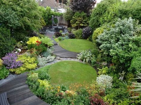 I love the circular lawns, mixed surfaces and the green and grey palette.  Lots of height, depth and interest. Circular Garden Ideas, Circular Flower Bed, Circular Garden Design, Circular Garden, Circular Lawn, Draw Eye, Minimalist Garden, House Gardens, Tropical Gardens