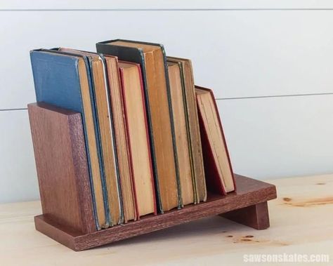 Diy Book Stand, Tabletop Bookshelf, Diy Tabletop, Wooden Book Stand, Woodworking Tools For Beginners, Book Rack, Wood Projects That Sell, Small Woodworking Projects, Book Holder