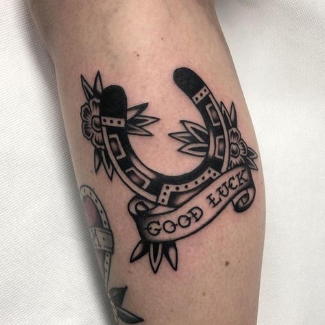 Neat Tattoos, Horseshoe Tattoo, Traditional Tattoo Drawings, Inspo Tattoo, Abstract Tattoo Ideas, Luck Tattoo, Horse Shoe Tattoo, Cowgirl Tattoos, Wrist Tattoo Designs