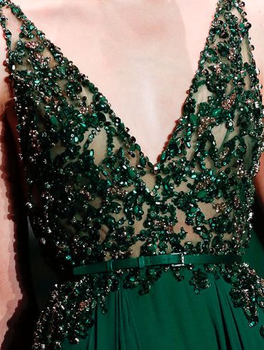 Emerald gown by Lebanese designer Elie Saab. He's amazing. Couture 2014, Elie Saab Haute Couture, Yennefer Of Vengerberg, Elie Saab Couture, Necklace Storage, Green Gown, Green Dragon, Couture Details, Gorgeous Gowns