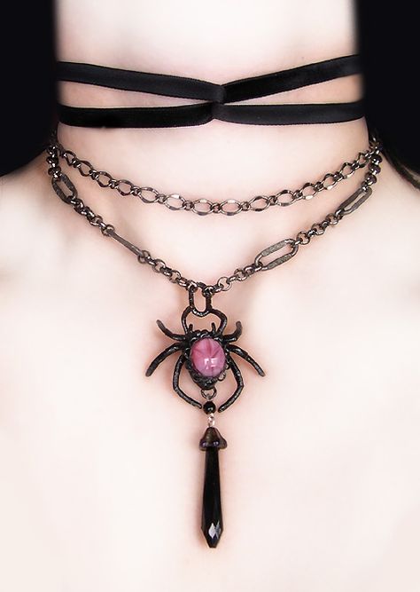 Spider choker <3 Spider Choker, Crochet Choker, Goth Jewelry, Coral Stone, Alternative Clothing, Pretty Clothes, Punk Goth, Themed Outfits, Gothic Jewelry