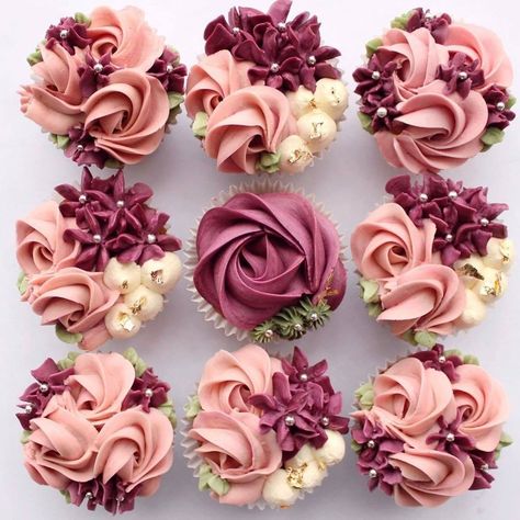 Burgundy Cupcakes, Cupcake Icing Designs, Cupcake Flower Bouquets, Happy Long Weekend, Les Macarons, Cupcake Decorating Tips, Fancy Cupcakes, Sweet Tables, Pretty Cupcakes