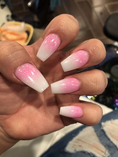 2023 is the year of nail art. Among the many nail art trends that have popped up this year, one that has taken the nail art world by storm is pink and... Dark Pink And White Ombre Nails, White Ombre Nails, Pink And White Ombre, Grad Nails, Mandala Nails, Solar Nails, Birthday Nail, Old Nail Polish, Salon Nails