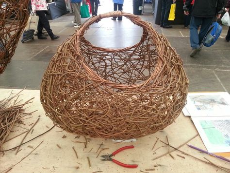 Random weave basket made at the Harrogate Flower Show 2014, dragon willows Random Weave Baskets, Willow Furniture, Flax Weaving, Weave Basket, Basket Weaving Diy, Basket Weaver, Willow Weaving, Natural Baskets, Basket Crafts