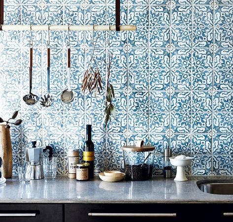 Moroccan Tile Backsplash, Countertop Concrete, Kitchen Decor On A Budget, Rustic Backsplash, Replacing Kitchen Countertops, Kitchen Backsplash Tile, Small Kitchen Ideas, Modern Tiles, Kitchen Design Trends