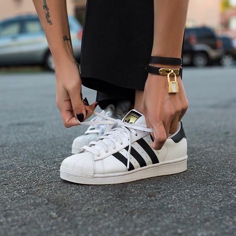 Super Star gold mis favoritos Super Star Adidas, Adidas Shoes Superstar, Superstars Shoes, Makeup Style, Adidas Gazelle Sneaker, Makeup Fashion, Super Star, Adidas Samba Sneakers, Sneakers Outfit