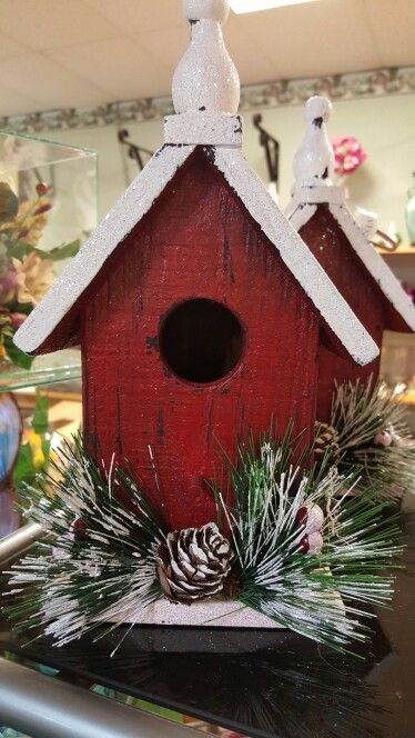 Christmas Birdhouses Ideas Diy, Christmas Birdhouses Ideas, Christmas Bird Houses, Holiday Birdhouses, Christmas Birdhouse, Christmas Arrangements Centerpieces, Easy Homemade Christmas Gifts, Diy Crafts Christmas, Birdhouse Craft