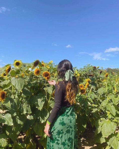 Sunflower Farm Outfit, Sunflower Picking Outfit, Flower Picking Outfit, Farmcore Aesthetic, Sunflower Season, Soft Girl Outfits, Usa Girls, Fairycore Aesthetic, Farm Clothes