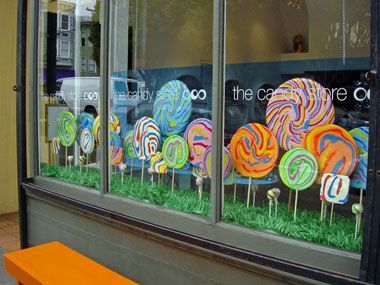 lollipop window display Easter Store Window Display, Halloween Store Windows, Candy Store Design, Spring Window Display, Summer Window Display, Store Front Windows, Summer Window, Store Window Display, Candy Display