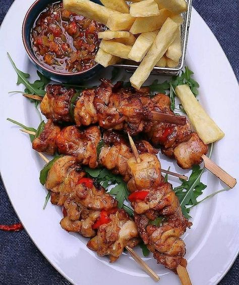 Nigerian Food Platters, Chicken Thigh Skewers, Yam Chips, Nigerian Meals, Fried Yam, Nigeria Food, Ghana Food, Ghanaian Food, African Recipes Nigerian Food