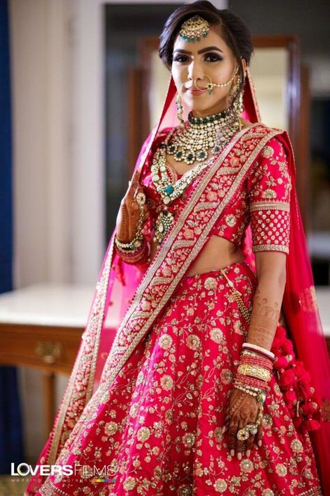 Stunning pink lehenga for an Indian bride with bridal jewellery. See more on wedmegood.com  #wedmegood #indianwedding #indianbride #indianwear #bridallehenga #bridallehengacholi #lehenga #lehengacholi #pink #outfits #jewellery Rani Pink Lehenga, Pink Bridal Lehenga, Orang India, Bridal Jewellery Set, Sabyasachi Bride, Pengantin India, Lehenga Jewellery, Sabyasachi Lehenga, Rani Pink