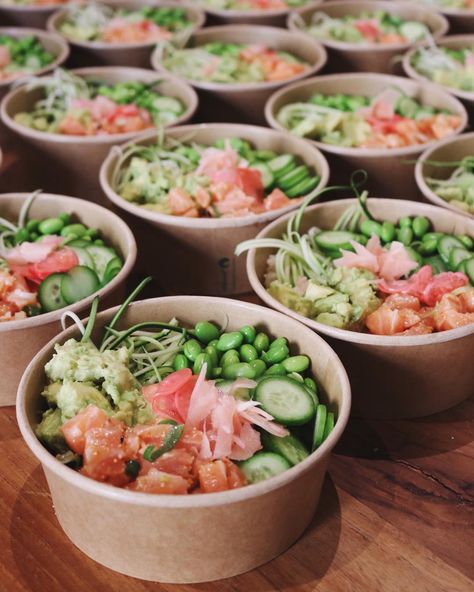 10X makkelijke poke bowl recepten. Gek op sushi? Dol op salades? Check, poké bowls zijn voor jou uitgevonden! Er zijn al vele hotspots te vinden waar je zo’n kleurrijke bowl kan verkrijgen, maar ook thuis kan het maken van een poké bowl vrijwel niet mislukken. Daarom delen we in dit artikel 10 makkelijke & snelle poké bowl recepten ter inspiratie. Van een vegetarische tot een fruitige variant. Laat je creativiteit er vooral op los! Toast Aperitif, Sushi Bowl, Poke Bowl, Salad Bar, Lunch Snacks, Healthy Lunch, Food Inspiration, Asian Recipes, Love Food