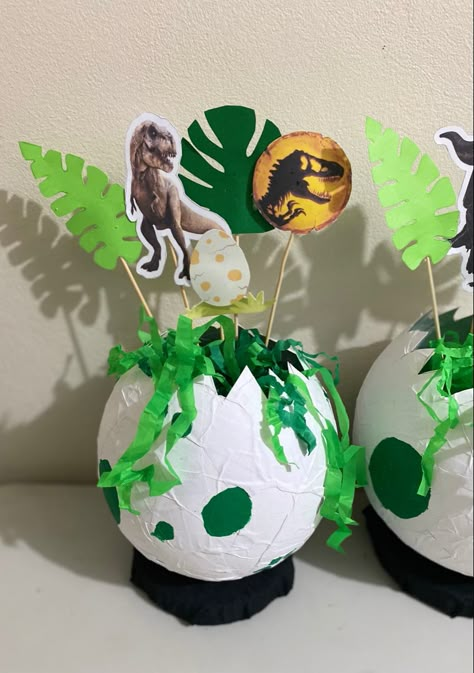 Hijas dinosaurio verde cumpleaños Jurassic Park Centerpieces, Oneasaurus Birthday Party, Jurassic World Party Decorations, Dino Birthday Cake, Boys First Birthday Cake, Dinosaur Birthday Theme, Jurassic Park Party, Jurassic Park Birthday, Easter Decorations Table