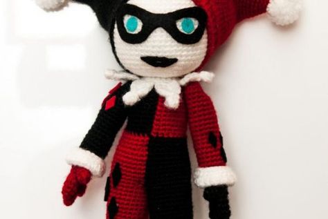 HARLEY QUINN Free pattern for Harley, via the blog La Fee... Kawaii Pillows, French English, Crochet Hook Set, Google Translate, Crochet Doll Pattern, Love Crochet, Doll Pattern, Crochet Patterns Amigurumi, Crochet Dolls