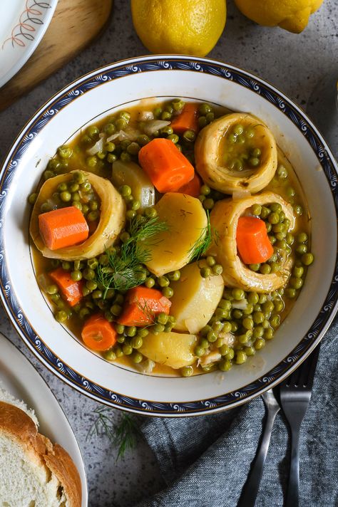 Aginares à la polita (Greek artichoke stew) Artichoke Stew, Greek Vegetables, 90s Playlist, Artichoke Soup, Lenten Recipes, Vegan Greek, One Pot Meal, Greek Cooking, Greek Dishes