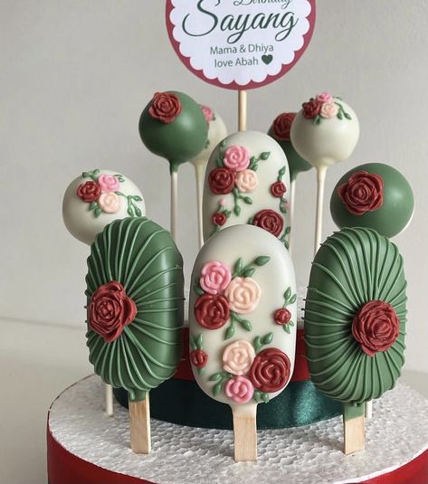 Fancy Cake Pops, Elegant Cake Pops, No Bake Cake Pops, Popsicles Cake, Cake Pop Designs, Chocolate Covered Strawberries Bouquet, Wedding Cake Fresh Flowers, Cake Pop Decorating, Gravity Cake