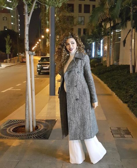 #TheQueenOfStage Myriam Fares street style Pregnant Dresses, Myriam Fares, Winter Maternity, Tone It Up, Antalya, Bavaria, Vivienne Westwood, Maternity Dresses, Street Style Women