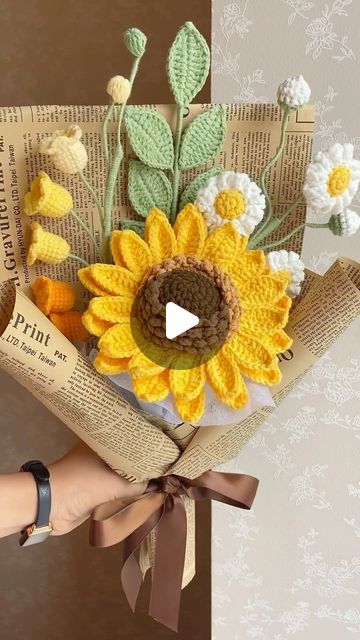 Crochet Sunflower Pattern Free Tutorials, Sunflower Crochet Bouquet, Sunflowers Crochet, Crochet Sunflower Bouquet, Easy Crochet Ideas, Sunflower Crochet, Bouquet Tutorial, Flower Wrapping, Crochet Bouquet