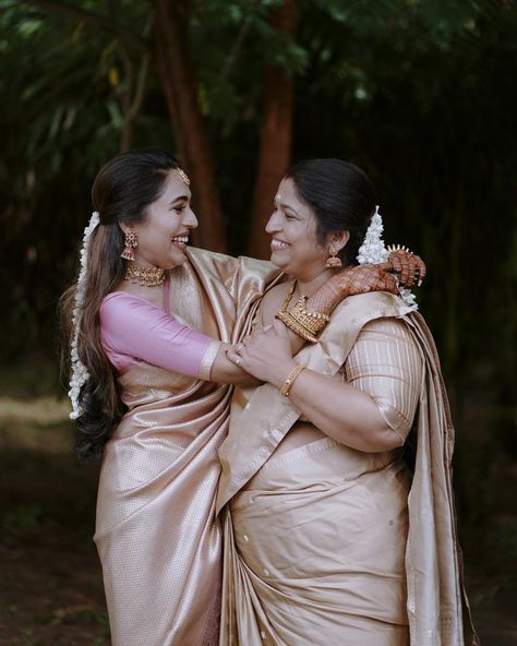 Mother Bride Photo Ideas, Mother Daughter Poses Indian, Poses With Mom, Mother Daughter Photography Poses, Mother Daughter Poses, Daughter Photo Ideas, Mother Daughter Pictures, Daughter Photoshoot, Moms Photography