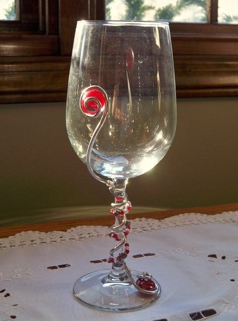 decorating wine glasses with beads | If I was better with memory wire i-wampa-do-it Enchanted Prom, Fancy Wine Glasses, Glassware Design, Diy Wine Glasses, Custom Glasses, Decorated Wine Glasses, Wine Craft, Wine Glass Crafts, Wine Glass Rack