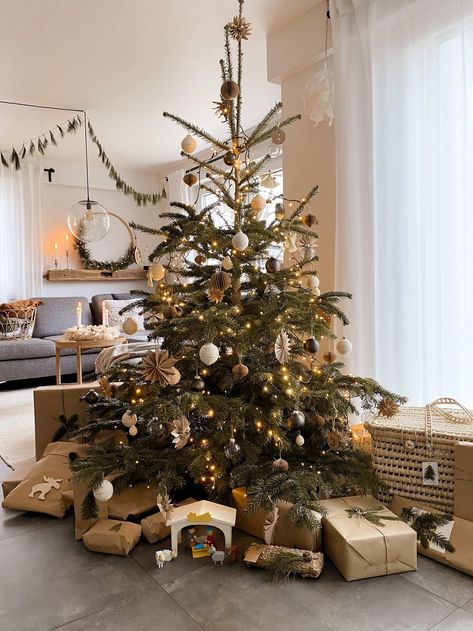 Studio Mcgee Christmas, Holiday Living Room, Large Christmas Tree, Christmas Interiors, Christmas Tree Inspiration, Christmas Living Rooms, Christmas Inspo, Warm Christmas, Noel Christmas