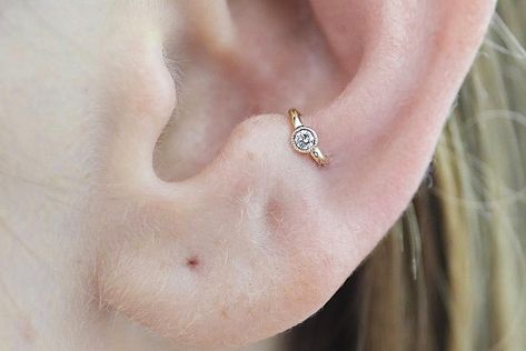 @mariatash posted on their Instagram profile: “Uncommon yet elegant. A perfect way to style the apex of the Antitragus.⁣ ⁣ 📍 @bentauber #piercer⁣…” Maria Tash, Piercing Tattoo, Minimalist Earrings, Tattoos And Piercings, Earings Piercings, Girly Things, Ear Piercings, Ear Cuff, Piercings