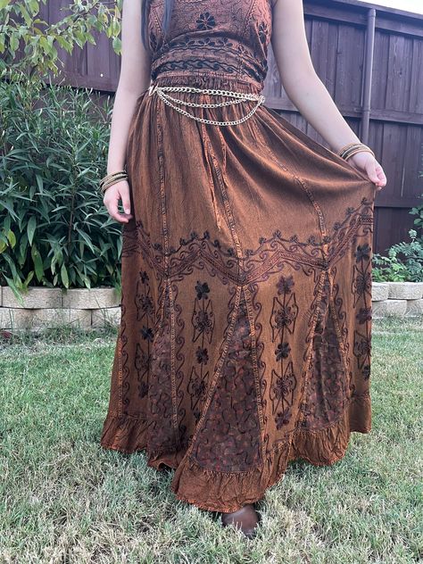 Introducing our Pari Vintage vibe Brown Embroidery Maxi Skirt, perfect for embracing those boho hippie vibes! This stunning skirt features pleated boarder that adds a touch of elegance, while the maxi length offers a chic and comfortable fit. Crafted with fairycore fashion in mind, this skirt is ideal for creating enchanting cottage core looks. Whether you're strolling along sandy shores or exploring hideaways, this skirt will ensure you're dressed to impress. Its flowing silhouette captures the Hippy Skirts, Hippie Grunge Outfits, Maxi Skirt Aesthetic, Boho Skirt Pattern, Vibe Brown, Whimsical Y2k, Aesthetic Whimsical, Fairy Vibe, Dark Hippie