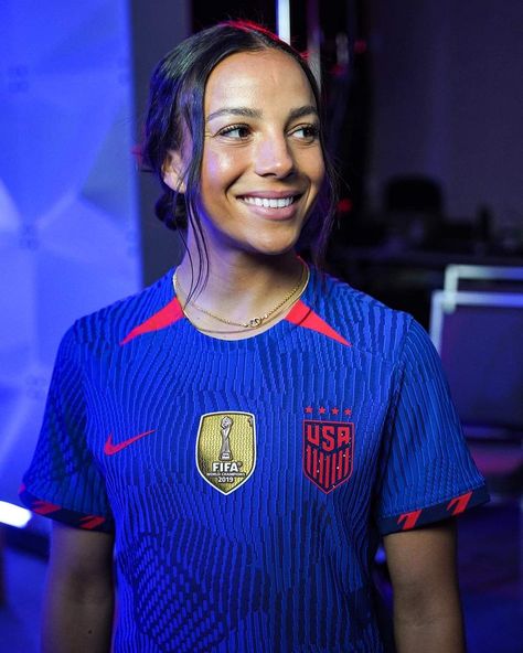 Mal Pugh, Mallory Swanson, Mallory Pugh, Us Women's National Soccer Team, Team Photoshoot, Soccer Hair, Female Football, Female Soccer, Middle School Outfits