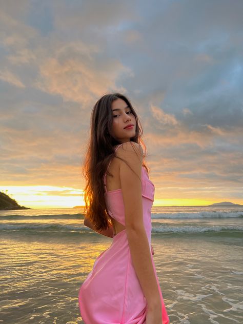 eu ! Beach Photo Inspiration, Beach Instagram Pictures, Beachy Outfits, Summer Poses, Summer Picture Poses, Pose Fotografi, Model Pose, Beach Pictures Poses, Beach Photography Poses