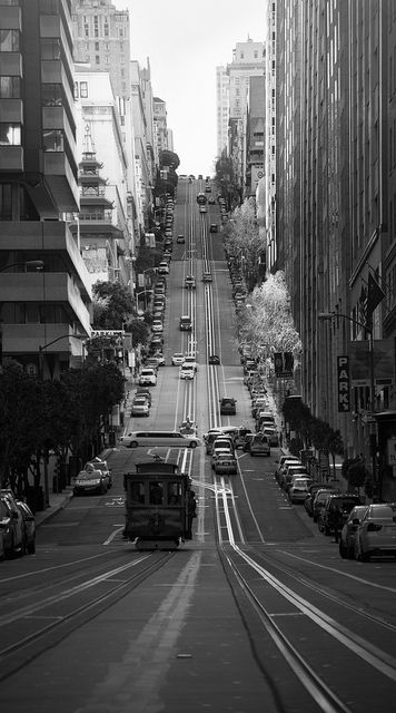 California Street California Street, Perspective Photography, Black And White Picture Wall, Bad Behavior, Busy Street, Dark City, 背景 シンプル, Black And White Wallpaper, Black And White Aesthetic