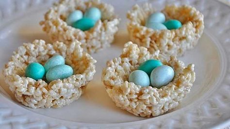 Aperitivos Para Baby Shower, Lila Party, Easter Birthday Party, Bird Baby Shower, Bird Birthday Parties, Baby Shower Snacks, Easter Nests, Krispy Treats, Shower Desserts