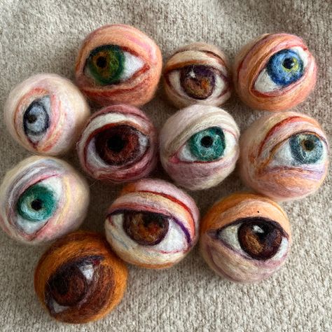 Needle Felted Abstract Art, Needle Felting Curly Wool, Creepy Needle Felting, Easy Needle Felting Ideas, Needle Felt Painting, Needle Felting Art, Cute Needle Felting Ideas, Needle Felting Ideas, Wool Crafts Diy