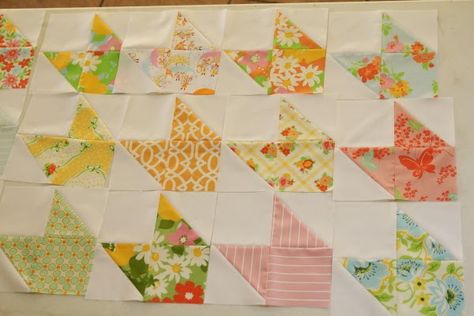 Splish Splash Stash: dreaming easy: a checkered arrow quilt pattern tutorial Check Quilt, Arrow Quilt, Butterfly Quilt Pattern, Quilt Pattern Free, Charm Pack Quilt Patterns, Charm Quilts, Charm Square Quilt, Charm Pack Quilt, Neutral Quilt