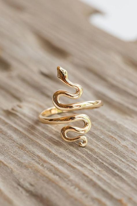 Adjustable bronze snake statement ring. Featured on Buzzfeed gift guide and our best-seller قلادات متدلية, Chanel Set, Logam Mulia, Pink Morganite Engagement Ring, Diamond Baguette, Baguette Ring, Gold Anniversary, Snake Jewelry, Hair Braid