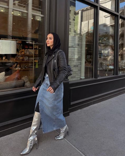 Long Boots Outfit Hijab, Hijabi Boots Outfit, Modest Midi Skirt Outfits, Streetwear Hijab, Denim Skirt Outfit Winter, Long Denim Skirt Outfits, Skirt Outfits For Women, Long Boots Outfit, Muslim Outfit