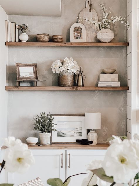 French Country Shelf Styling, Living Room Shelf Styling, Staging A Kitchen, Built In Shelf Decor, Living Room Shelf Decor, Bookshelves Display, Styling Shelf, Shelf Decor Ideas, Farmhouse Shelves Decor