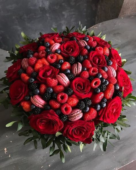 Fruit Bouquet Diy, Fruit Bouquet Ideas, Vegetable Bouquet, Edible Fruit Arrangements, Fruit Hampers, Food Bouquet, Chocolate Covered Strawberries Bouquet, Fruit Platter Designs, Fruit Centerpieces