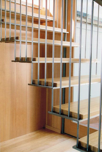 Floating stair (no visible means of support!). Stair Handrail Ideas Modern, Floating Stairs Modern, Architecture Staircase, Steel Railing Design, Timber Stair, Staircase Design Modern, Staircase Railing Design, Handrail Design, Stairs Design Interior