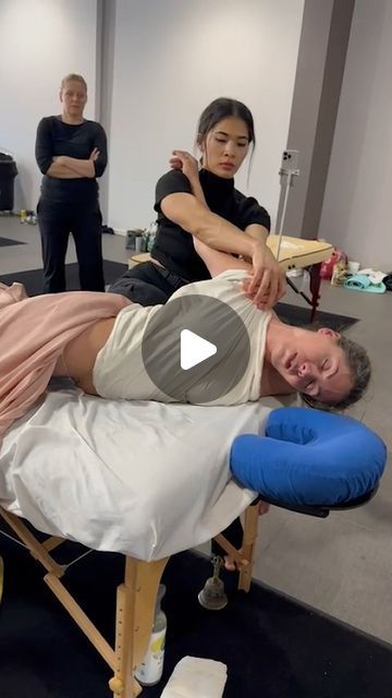 Wassa Lakkham on Instagram: "Give your shoulders some love.  #massageflow #massage #massagetraining #massagetherapy #massagetherapist #therapy #therapeutic #shoulders #shoulderpain #shoulderstretching #mobility #stretching #massageeducation #massagetechniques #massagetraining #massageeducation #sportsmassage #deeptissuemassage" Shoulder Massage Techniques, Mobility Stretching, Massage Images, Massage Training, Sports Massage Therapy, Inspiration Photoshoot, Massage Therapy Techniques, Shoulder Massage, Sports Massage