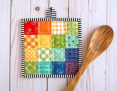 These Colorful Potholders Double as Hot Pads - Quilting Digest Potholders Quilted, Hot Pad Pattern, Quilted Potholder Pattern, Scrappy Patchwork, Quilted Placemat, Quilting Digest, First Sewing Projects, Mug Rug Patterns, Quilted Potholders