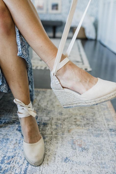 Espadrilles for summer are a must have but there's a right and wrong way to tie them! Wait until you see this tip for tying your espadrille wedges for summer. #elevatedeverydaytips Lace Up Wedges Outfit, How To Tie Espadrilles Wedges, Lace Up Espadrilles Outfit, White Espadrilles Outfit, Espadrilles Wedges Outfit, Espadrille Wedge Outfit, Espadrille Wedges Outfit, Summer Espadrilles, Espadrilles Outfit