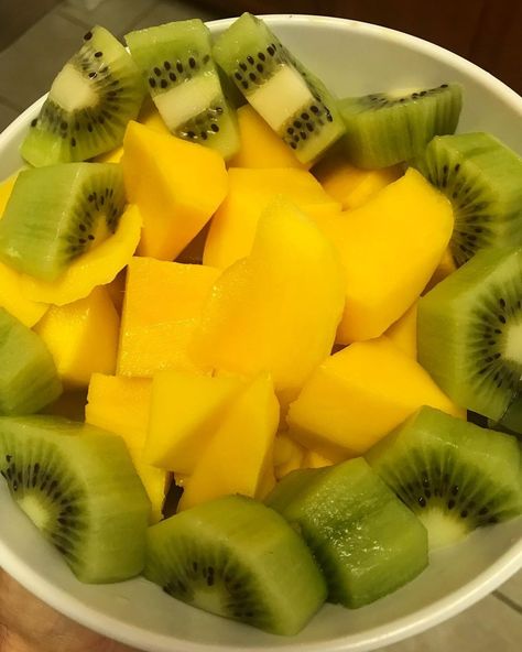 Jack Albritton on Instagram: “I enjoyed this combo yesterday so I thought I’d have it again today. Mangoes and kiwis go nicely together. 😋 #plantbssednutrition…” Mangoes Aesthetic, Heath Food, Fruit Diet, Comidas Fitness, Animal Based, Easy Healthy Meal Prep, Mango Coconut, Food Displays, Fruit Salad Recipes