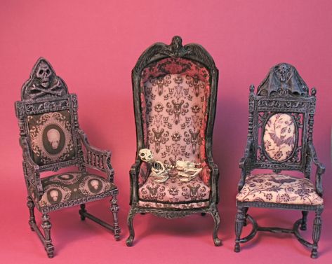 1:12 scale miniature gothic chairs.  PatriciaPaulStudio.com Horror Dollhouse, Haunted Miniatures, Spooky Miniatures, Gothic Chair, Halloween Diorama, Halloween Shadow Box, Dollhouse Halloween, Book House, Miniature Halloween