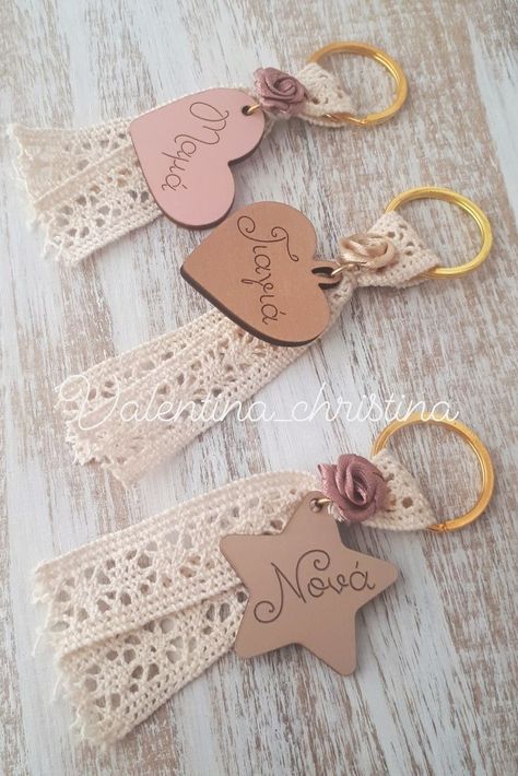 Lace Crafts, Gifts Wrapping Diy, Keychain Design, 자수 디자인, Diy Keychain, Macrame Patterns, Key Chains, Craft Fairs, Small Gifts