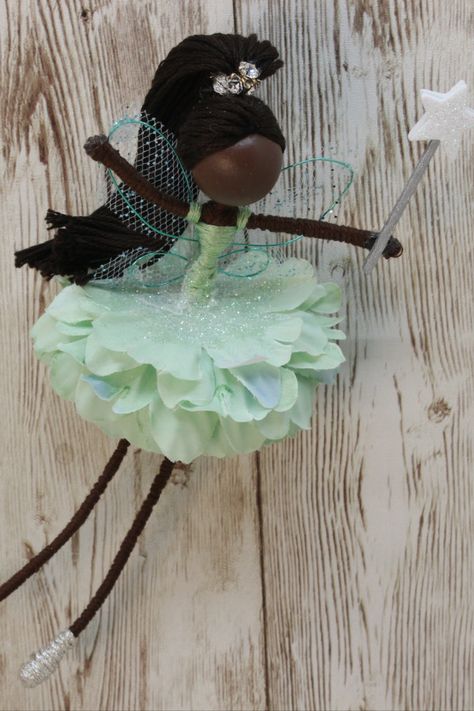 This might be one of my all time favorite flower fairies! Learn how to make this beautiful little fairy doll on my YouTube channel, Untidy Artist. Tiny Dolls To Make, Fairy Diy Crafts, Fairy Birthday Themes, Macrame Doll, Diy Dolls Making, Fairy Kit, Diy Tooth Fairy, Diy Teething, Fairy Lanterns